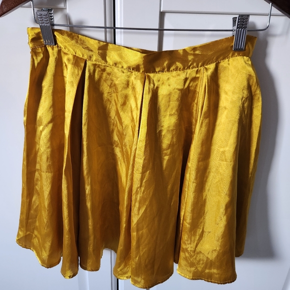 FOREVER 21, Yellow satin pleated mini skirt Size M - Picture 6 of 6